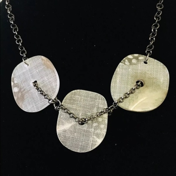 NECKLACE Chunky textured necklace feather bird chain light silver grey - Picture 2 of 5